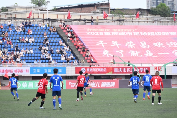 雙方球員在場上展開激烈拼搶。李波攝