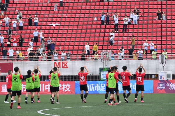 賽后，榮昌球員向觀眾鼓掌致敬。李波攝