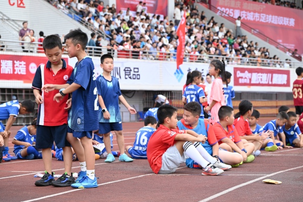 觀賽球童。李波攝