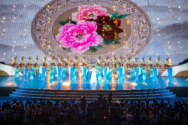 曲藝串燒《曲藝之花綻平湖》。侯本艷攝