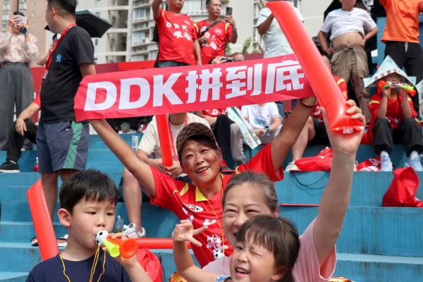 大渡口球迷揮舞“DDK拼到底”橫幅，為主隊助威。胥世鵬攝
