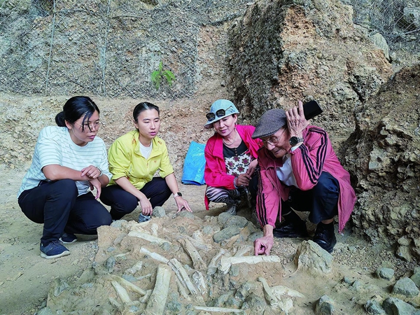 黃萬波和年輕的考古人在龍骨坡遺址