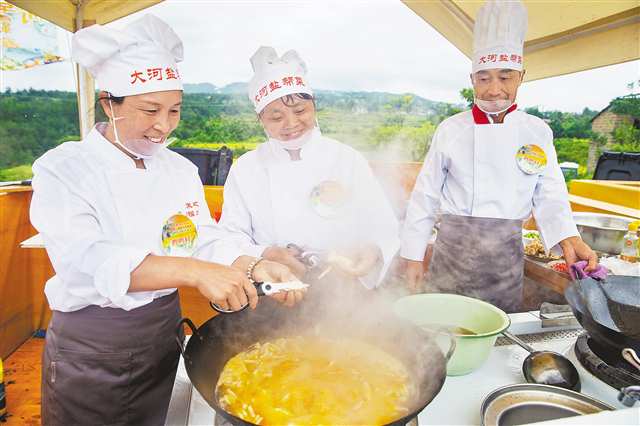 九月二十日，云陽縣大陽鎮黃陵村，該鎮首屆“貢米鄉韻·灶火田間”廚王爭霸賽火熱舉行。通訊員 彭婧 攝\視覺重慶