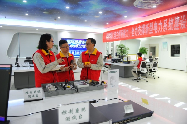 韓世海依托國網首席專家工作室平臺為團隊成員授課。李楊攝