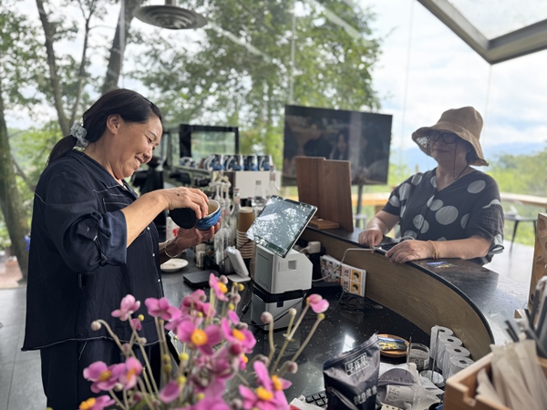 冉光芳為游客制作咖啡。莢天宇攝