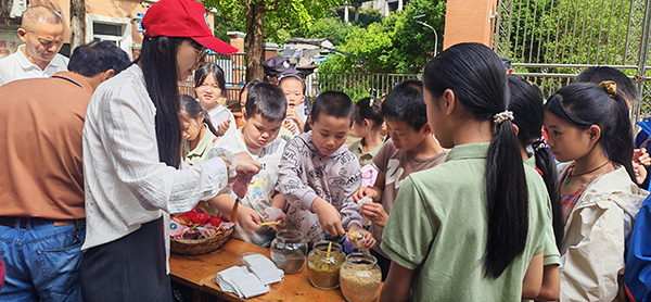 學生動手制作安神香囊。藥植所供圖