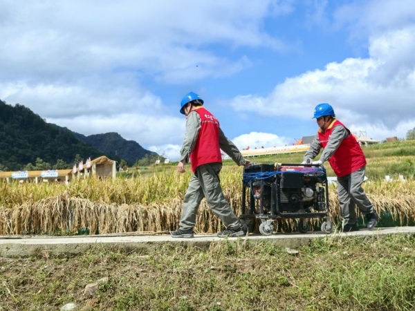 供電公司員工通過手推的方式，將發電機推到保電現場。國網重慶城口供電公司供圖