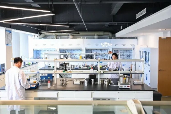 研發人員對鎂電池正極、負極和電解液關鍵材料進行實驗。兩江協同創新區供圖