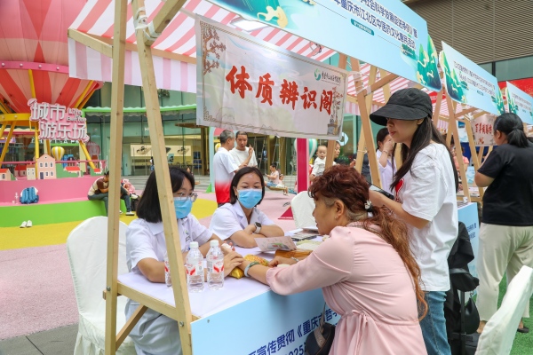 江北區中醫院為市民提供把脈問診服務。曹檢攝