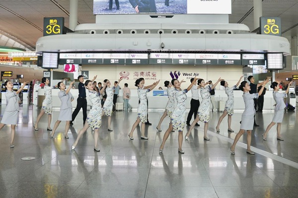 西部航空轉場重慶江北國際機場T3航站樓快閃活動。西部航空供圖