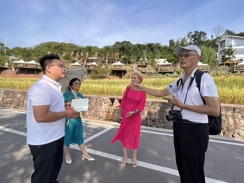 袁一焯認真詢問并一一記錄游客的體驗和建議。周小平攝