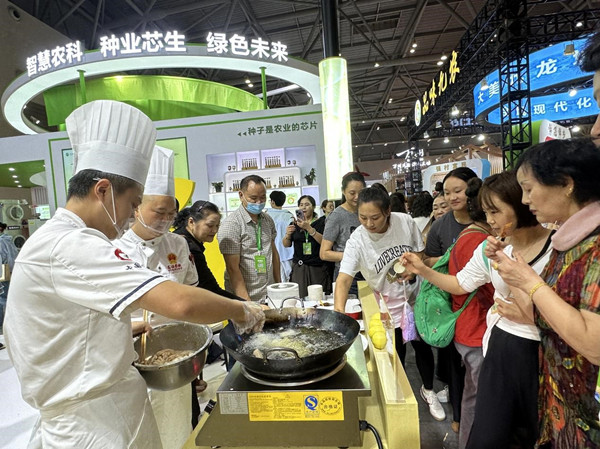 展廳內現炸的“檸檬酥肉”收獲市民稱贊。潼南區委宣傳部供圖