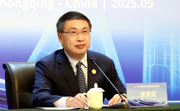 市長顧問團會議秘書處秘書長、市商務委主任章勇武介紹相關情況。代婧靚攝