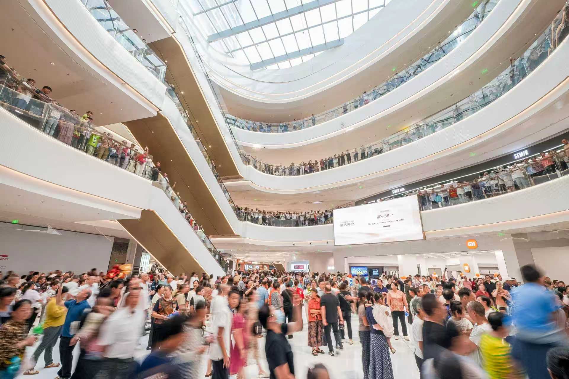 龍興天街開業現場。龍湖商業供圖