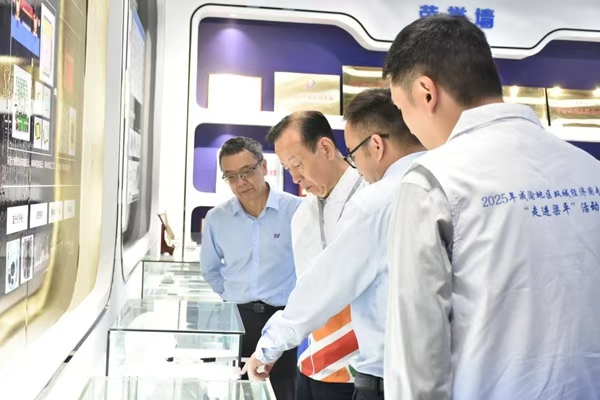 郝躍院士（左二）一行走訪調研企業。重慶市人力社保局供圖