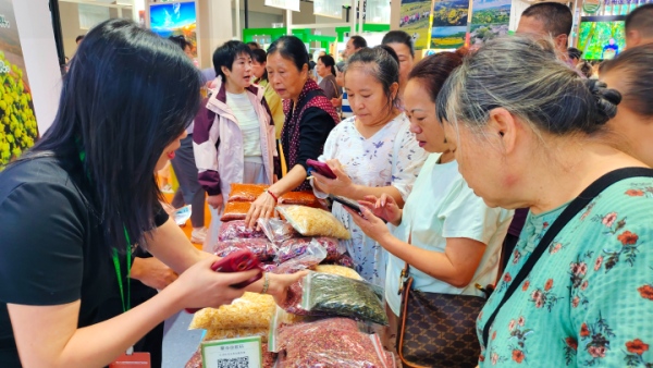 市民購買陶家花椒。鄔姜攝