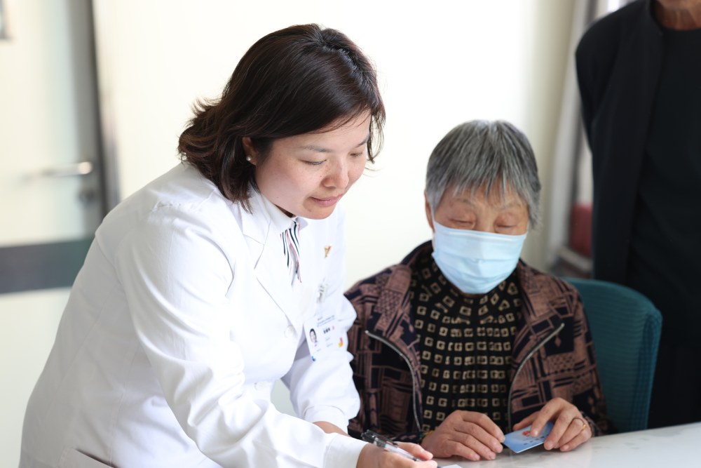 為患者講解就醫注意事項。圖片由重醫大附三院（方大醫院）提供
