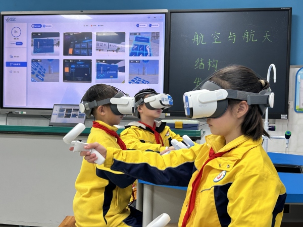 鳳凰湖小學學生正在VR實驗室上課。陳橘攝