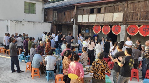 “月滿華誕·情暖魚池”雙節嘉年華活動現場。主辦方供圖