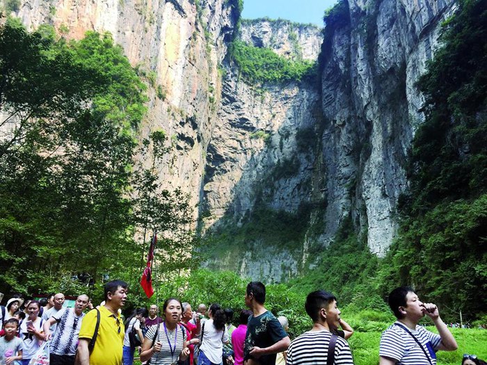 武隆天生三橋景區游人如織。