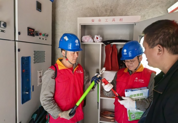 國慶和中秋節前，國網城口供電公司興田村“村網共建”電力便民服務點服務人員對亢谷景區周邊農家樂的安全工器具進行檢查。周芬偉攝