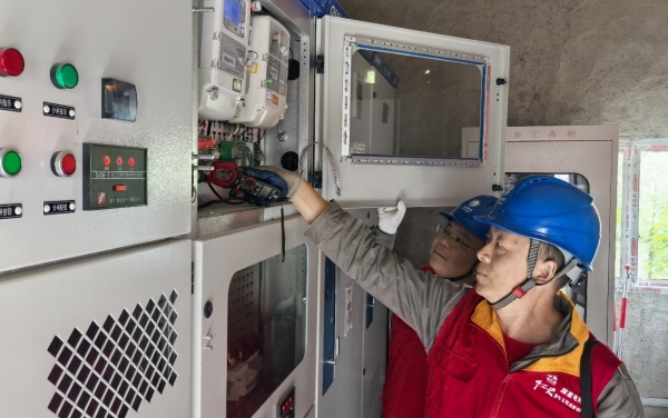 國慶和中秋節前，國網城口供電公司興田村“村網共建”電力便民服務點服務人員對景區酒店的配電室進行安全檢查。周芬偉攝