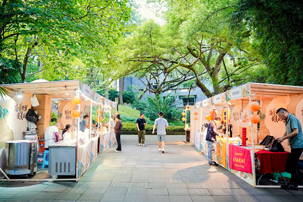公園集市里匯聚了各類美食及創意文創產品?；顒臃焦﹫D