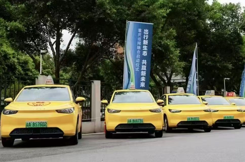 首批吉利·CC60巡網融合出租車加入山城出租車行列。劉凱攝