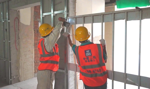 重慶市殘疾人康復中心二期工程建設現場一派繁忙。王洪宇攝