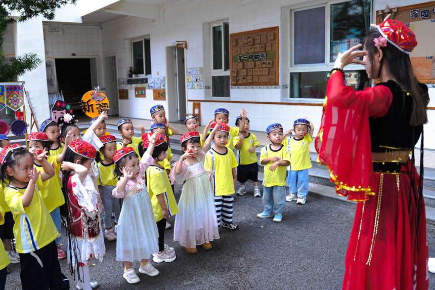 孩子們體驗新疆舞蹈。蘭天攝