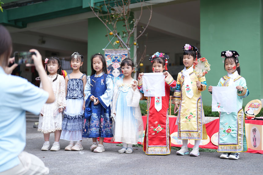 兒童們體驗民族服飾。劉宇飛攝