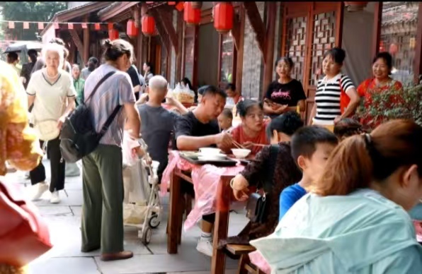 市民游客在老街品嘗美食。巴南區委宣傳部供圖