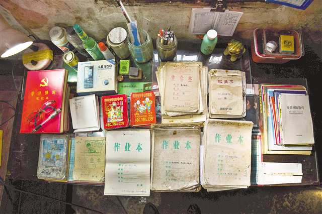 9月27日，彭水縣龍射鎮銀木村，汪付合一家50年來的賬本。（本組圖片由記者李雨恒攝/視覺重慶）