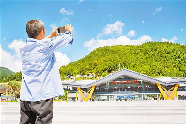 9月27日，彭水西站，汪付合舉起手機拍下彭水西站。