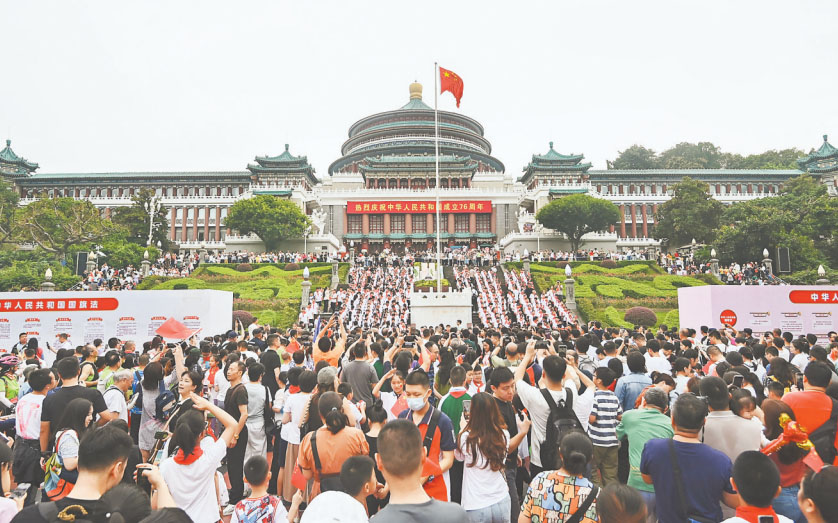 十月一日，重慶人民廣場舉行國慶升旗儀式。記者 鄭宇 攝\視覺重慶