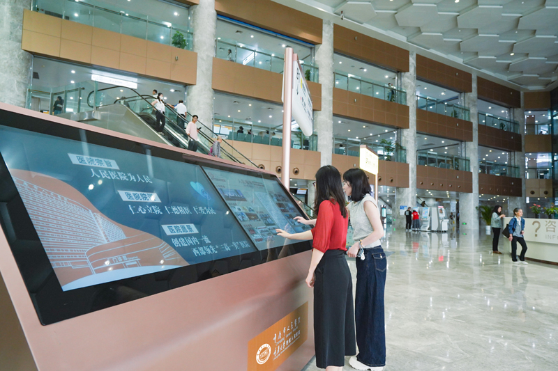 電子宣傳屏展示“人民醫院為人民”核心價值觀。（向燕妮 攝）