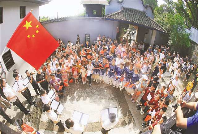 十月一日，沙坪壩區，上千名游客手持五星紅旗在白公館合唱《我和我的祖國》，緬懷革命志士，祝福祖國七十六歲生日。特約攝影 鐘志兵\視覺重慶