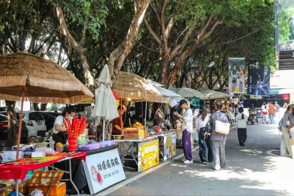 各種美食吸引游客品嘗。江北區委宣傳部供圖