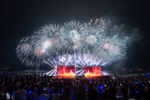 璀璨焰火在長壽湖畔閃耀。主辦方供圖