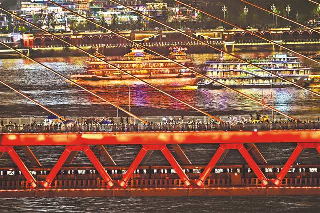 十月三日，千廝門大橋繼續封橋寵粉，讓游客盡情打卡游覽觀光。特約攝影 郭旭\視覺重慶