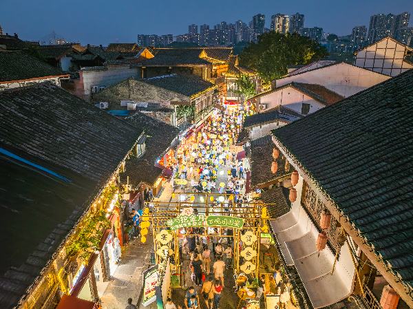 佳節氣氛濃郁。郭晉攝