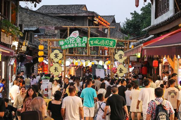 游園活動吸引眾多游客。郭晉攝