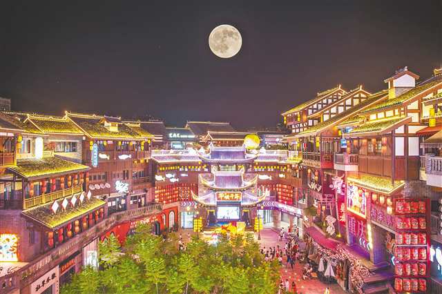 10月6日，沙坪壩區磁器口后街，中秋圓月從極具重慶特色的吊腳樓廣場緩緩升起（二次曝光）。通訊員 郭晉 攝/視覺重慶