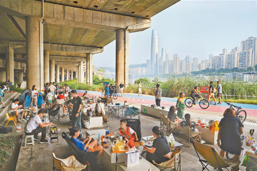 十月五日，江北區北濱路步道，市民正在休閑露營。國慶假期，市民在這里或騎行賞景，或休閑玩耍，在戶外享受輕松愜意的假期時光。首席記者 龍帆 攝\視覺重慶