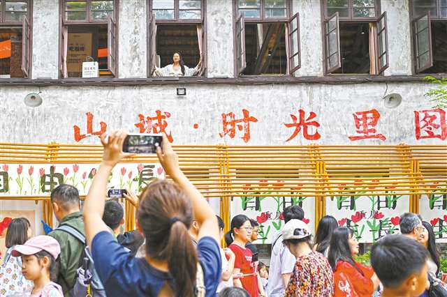 10月2日，渝中區山城步道，游客在景點打卡。記者 張春曉 攝/視覺重慶