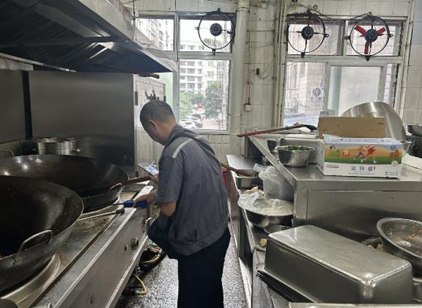 對學校食堂用氣進行安全檢查。重慶燃氣集團供圖