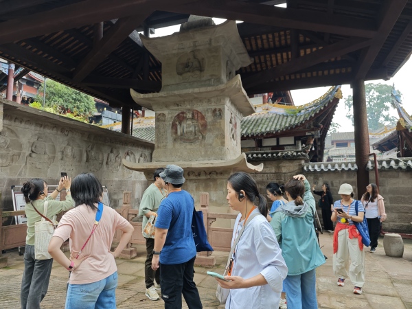 游客參觀小佛灣。大足石刻研究院供圖