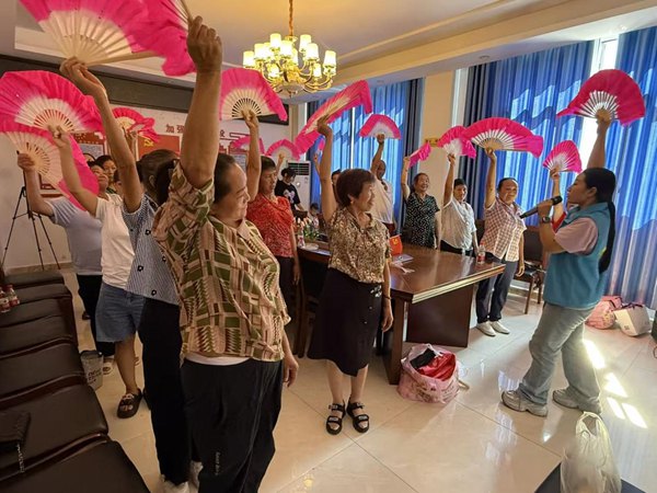 學習“花燈舞” 融入親子互動。徐治梅攝