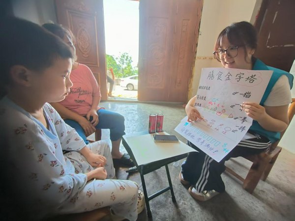 社工入戶幫扶。吳小霞攝