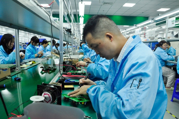 在劍濤物聯生產線，工作人員正在趕制訂單。韋玉婷 攝